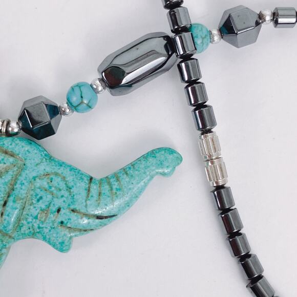 Vintage Howlite Gemstone Elephant Pendant Necklace Boho Hematite Jewelry Figural - Picture 7 of 10